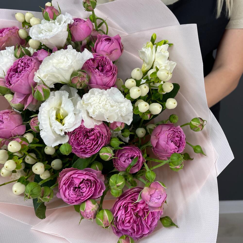 https://content2.flowwow-images.com/data/flowers/1000x1000/73/1657134555_58867673.jpg