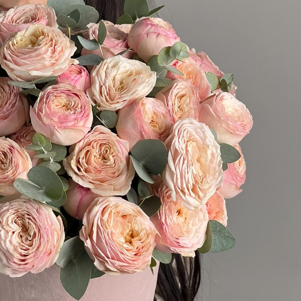 https://content2.flowwow-images.com/data/flowers/1000x1000/84/1713625532_65140284.jpg