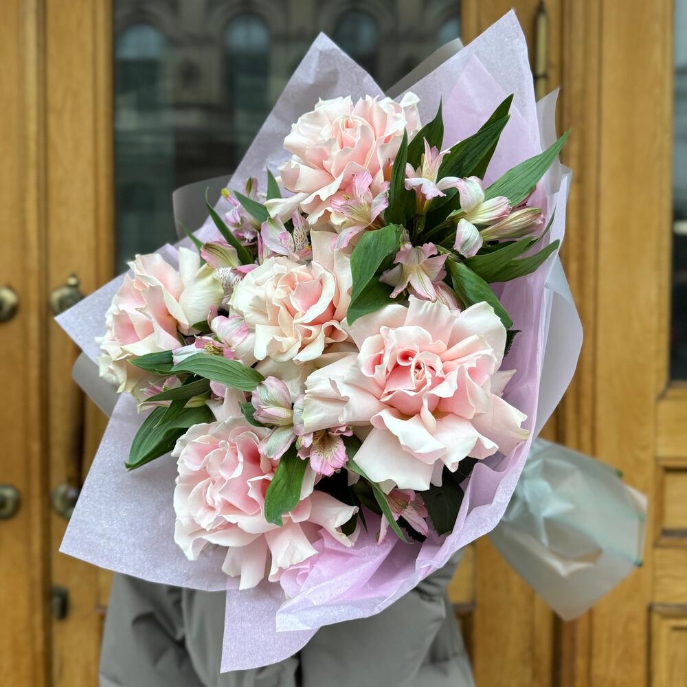https://content2.flowwow-images.com/data/flowers/1000x1000/62/1734882485_38629262.jpg