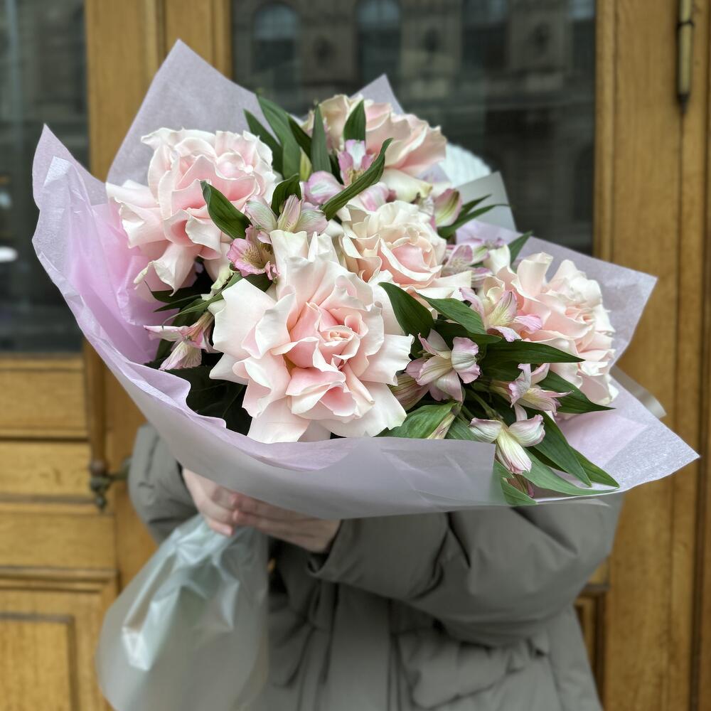 https://content2.flowwow-images.com/data/flowers/1000x1000/17/1734882486_71574217.jpg